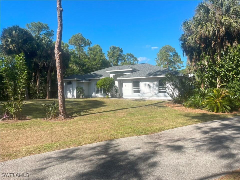 5891 Star Grass Ln in Naples, FL - Building Photo