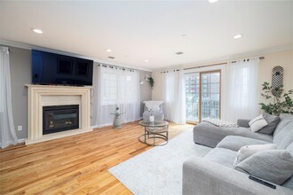 437 E Broadway, Unit B in Long Beach, NY - Foto de edificio - Building Photo