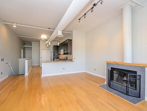 2750 N Wayne Ave, Unit J in Chicago, IL - Building Photo - Building Photo