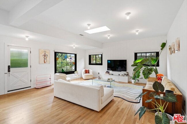 623 N Sierra Bonita Ave, Unit 325 in Los Angeles, CA - Building Photo - Building Photo