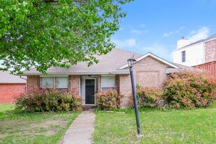 12717 Hilltop Dr in Balch Springs, TX - Building Photo