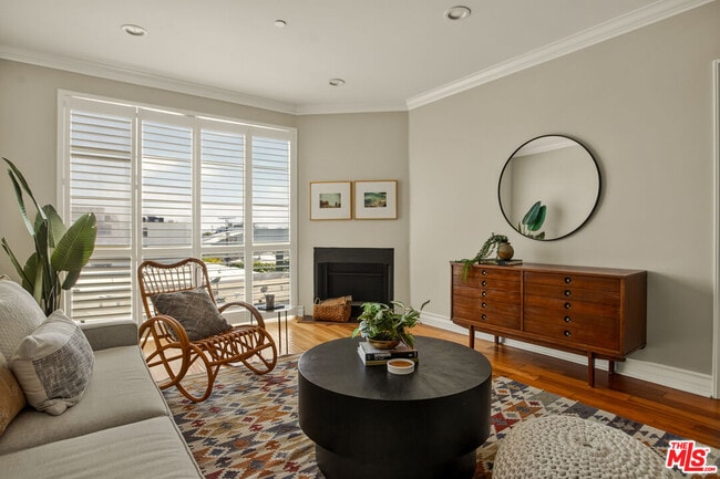 property at 837 N Hudson Ave