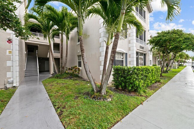 2861 N Oakland Forest Dr, Unit 202 in Oakland Park, FL - Foto de edificio - Building Photo
