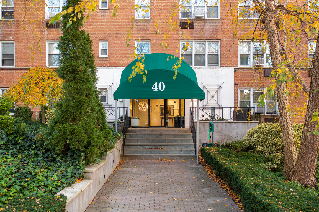 40 Barker Avenue in White Plains, NY - Foto de edificio