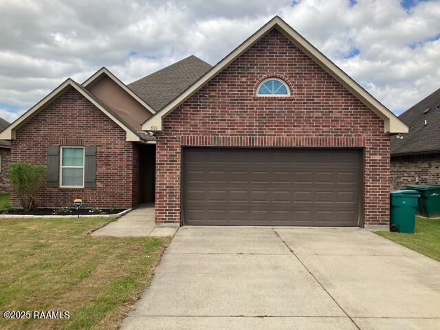 321 Hill Ridge Dr in Youngsville, LA - Foto de edificio