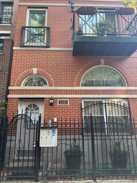 1521 W Walton St, Unit #2 in Chicago, IL - Foto de edificio