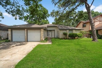 13815 Grosvenor St in Houston, TX - Foto de edificio - Building Photo