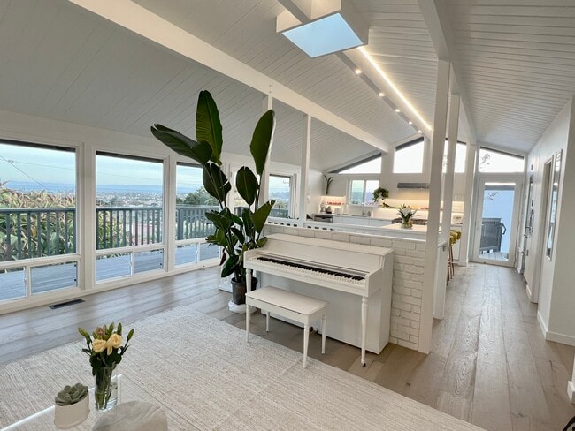 property at 1252 De la Guerra Rd