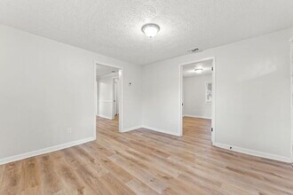 1459 Halsema Rd N in Jacksonville, FL - Building Photo - Building Photo