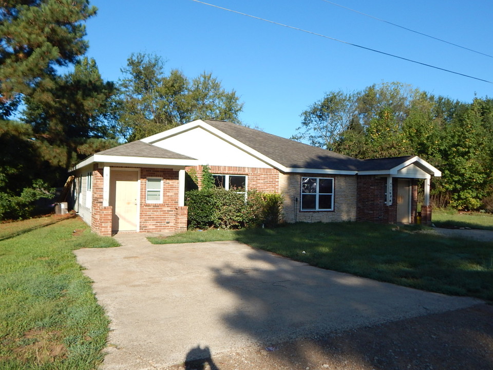 570 W Sterling Price St in Tatum, TX - Building Photo