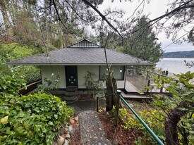 10027 SW 262nd Pl in Vashon, WA - Building Photo