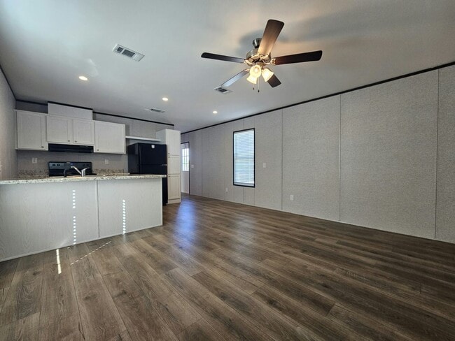 549 Suwanee Dr in North Fort Myers, FL - Building Photo - Building Photo