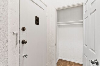 1503 S Shenandoah St, Unit 204 in Los Angeles, CA - Foto de edificio - Building Photo