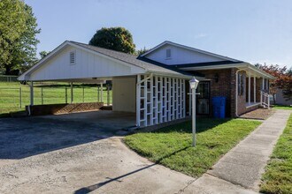 1010 Shamrock Dr in Jonesborough, TN - Building Photo - Building Photo
