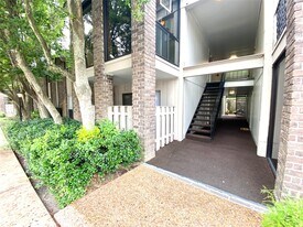 7575 Katy Fwy in Houston, TX - Building Photo