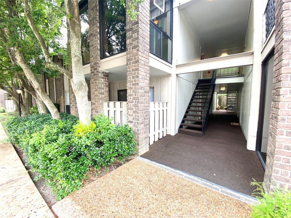 7575 Katy Fwy in Houston, TX - Building Photo