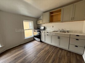 808 W Walnut St in Kalamazoo, MI - Building Photo