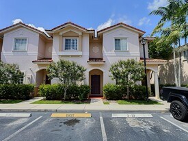 8833 S Isles Cir in Tamarac, FL - Building Photo