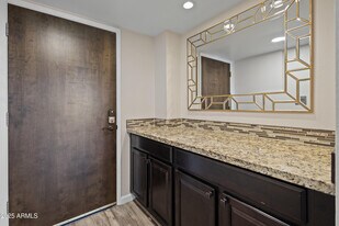 7920 E Camelback Rd in Scottsdale, AZ - Building Photo