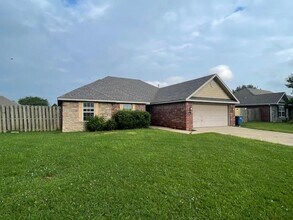 1533 Hutchinson St in Pea Ridge, AR - Foto de edificio - Building Photo