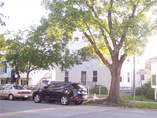 427 High St in Bristol, RI - Building Photo - Building Photo