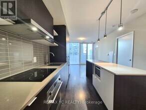 100 Harbour St in Toronto, ON - Building Photo - Building Photo
