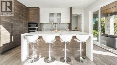 9XX Beachview Dr in North Vancouver, BC - Building Photo - Building Photo