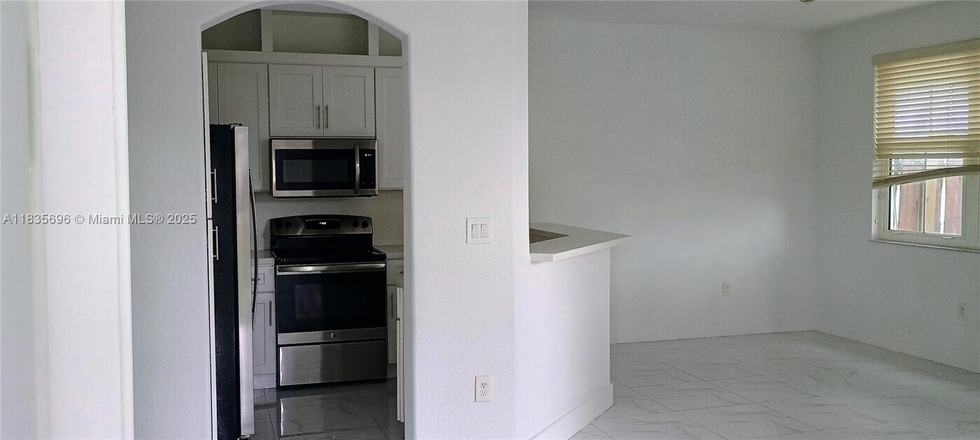 7803 NW 116th Ave in Medley, FL - Building Photo