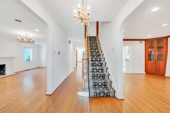 18 Parkside Dr in Great Neck, NY - Building Photo - Building Photo