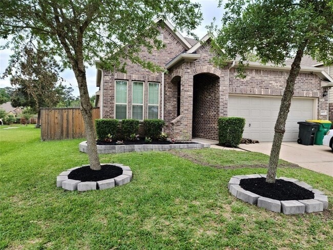 property at 6915 Hunters Trace Ln