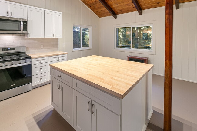 753 Oakmont Ln in Lake Arrowhead, CA - Building Photo - Building Photo