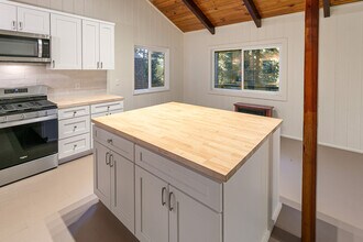 729 Rhine Rd in Lake Arrowhead, CA - Building Photo - Building Photo
