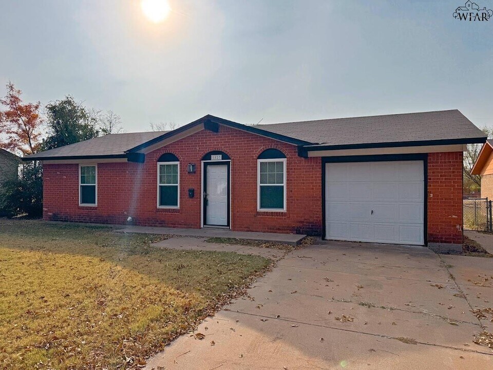 1827 Eden Ln in Wichita Falls, TX - Building Photo