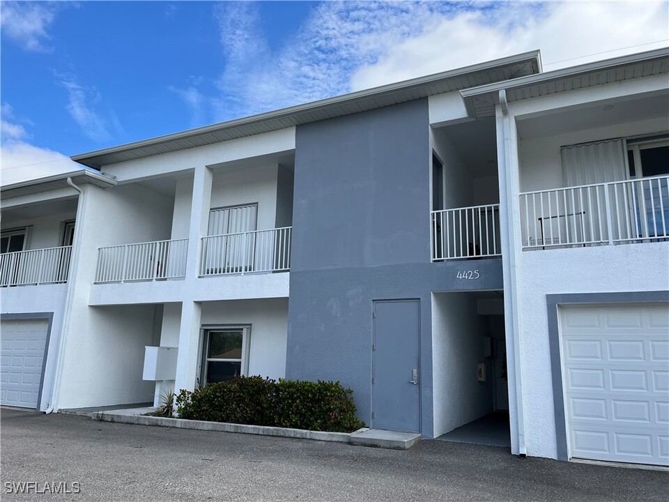 4425 SW Santa Barbara Pl in Cape Coral, FL - Building Photo