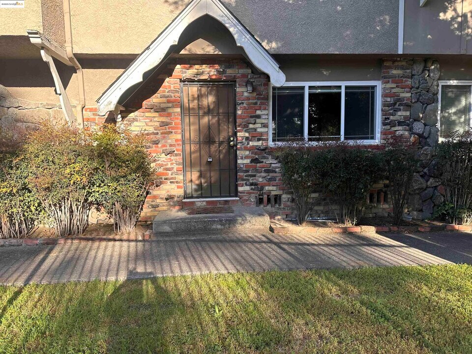 399 W Angela St in Pleasanton, CA - Foto de edificio
