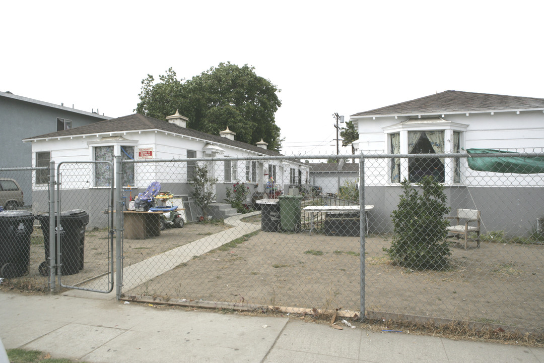 8847 S Hoover St in Los Angeles, CA - Building Photo