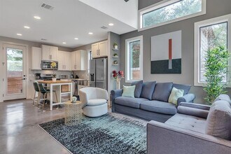 910 Brass St in Austin, TX - Building Photo - Building Photo