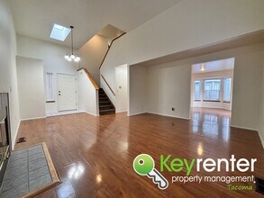 5064 38th St Ct NE in Tacoma, WA - Foto de edificio - Building Photo