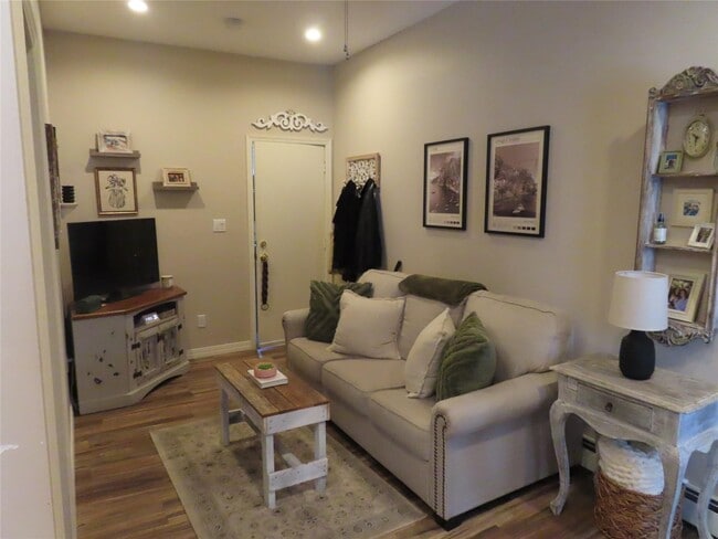 33 Deer Park Ave in Babylon, NY - Building Photo - Building Photo