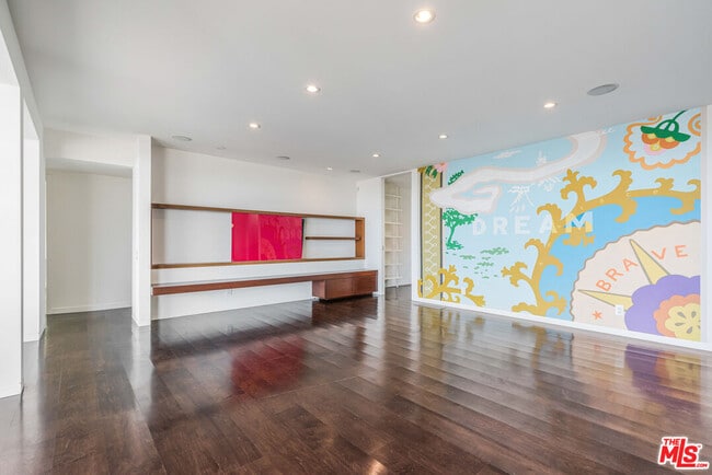 686 Enchanted Way in Los Angeles, CA - Building Photo - Building Photo