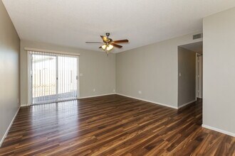 7102 W Palo Verde Ave in Peoria, AZ - Building Photo - Building Photo