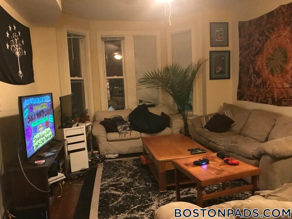 731 Parker St in Boston, MA - Building Photo