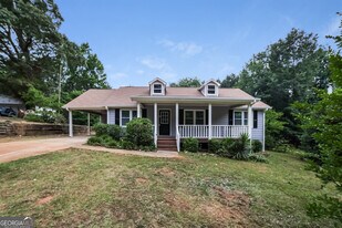 8218 Lakeview Dr SW in Covington, GA - Building Photo