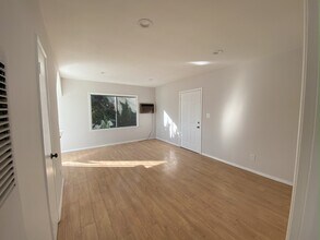 12641 Vanowen St, Unit 4 in Los Angeles, CA - Building Photo - Building Photo