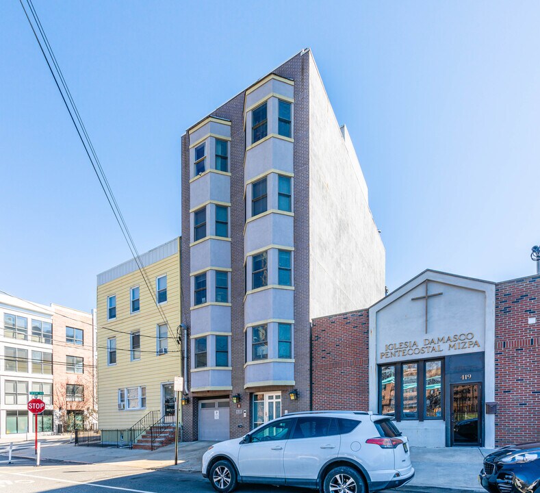 421 Jackson St in Hoboken, NJ - Building Photo