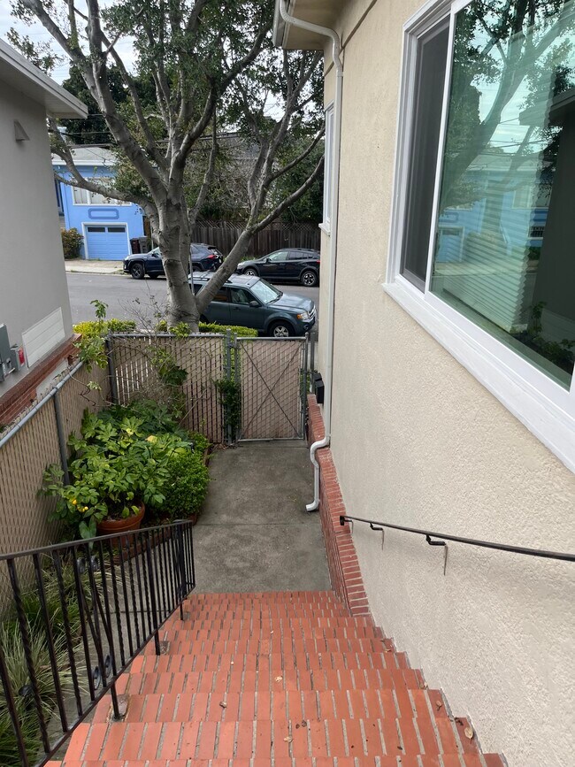 5798 Vicente St in Oakland, CA - Foto de edificio - Building Photo