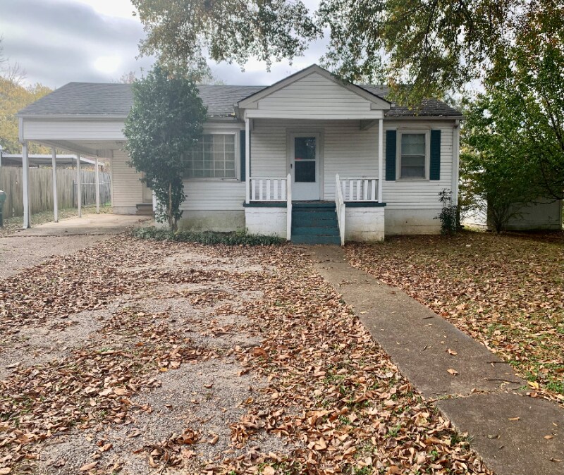 1004 N Commons St E in Tuscumbia, AL - Building Photo