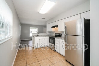 6561 W Shore Cir in Tampa, FL - Building Photo - Building Photo