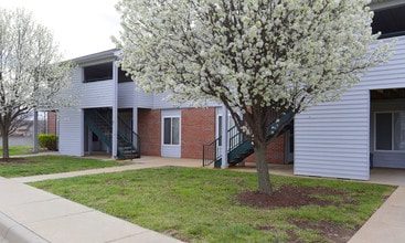 Country Walk Apartments + Townhomes in Mulvane, KS - Building Photo - Building Photo