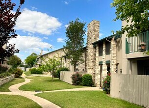 Woodwillow Townhomes in Austin, TX - Foto de edificio - Building Photo